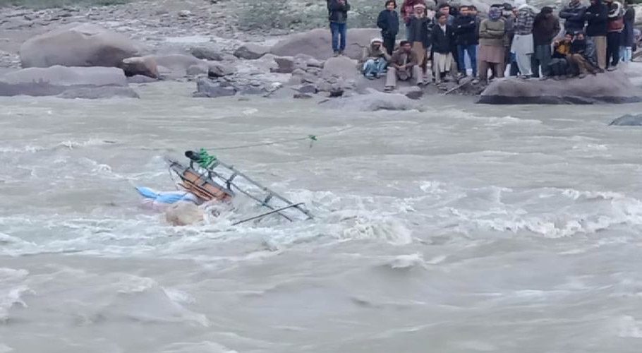 چترال، گاڑی دریا میں گرنے کے باعث 8 افراد ڈوب گئے، 2 کو بچا لیا گیا