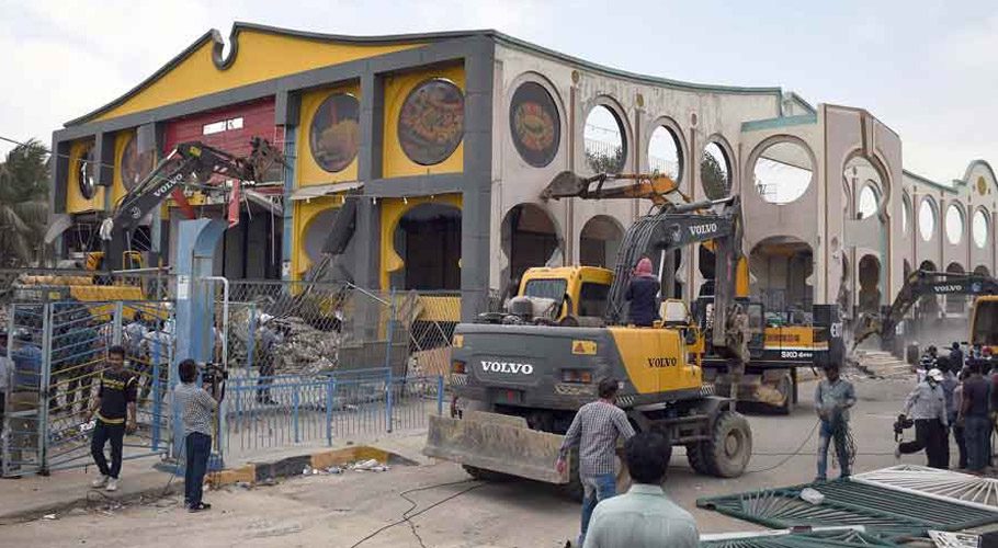 الہٰ دین پارک میں آپریشن کا دوسرا روز،شاپنگ مال کی 650دکانیں مسمار کرنے کا کام شروع