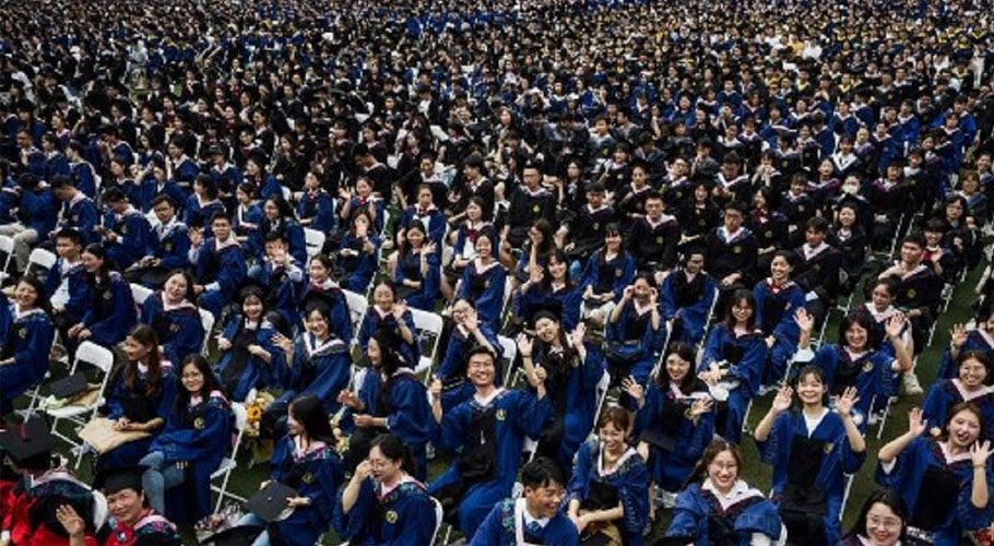 ووہان میں گیارہ ہزار طلبہ کی سماجی فاصلے کے بغیر اجتماعی گریجویشن تقریب