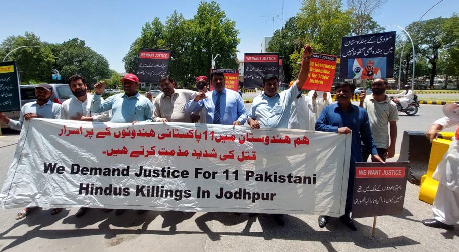 ہندو برادری کا انڈین ہائی کمشنر کے سامنے مظاہرہ، قتل کیے گئے 11 ہندوؤں کی ارتھیوں کا مطالبہ