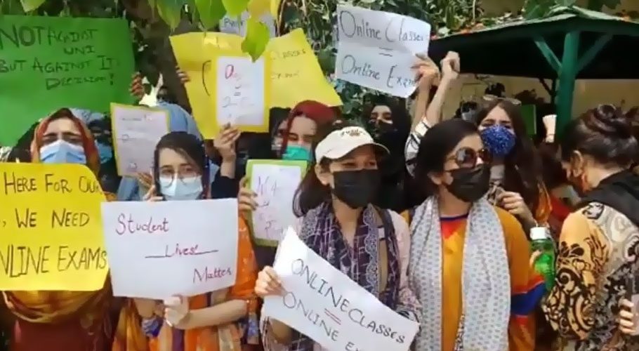 راولپنڈی،فاطمہ جناح وومن یونیورسٹی کے باہر طالبات کااحتجاجی مظاہرہ