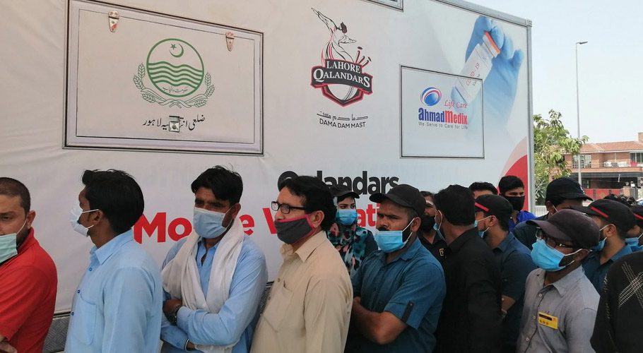 لاہور قلندرز نے ضلعی انتظامیہ کے تعاون سے پہلا موبائل ویکسینیشن سینٹر قائم کر دیا