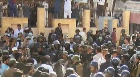 بلوچستان اسمبلی کے باہر پولیس اور اپوزیشن ارکان کے درمیان تصادم، پولیس کی شیلنگ