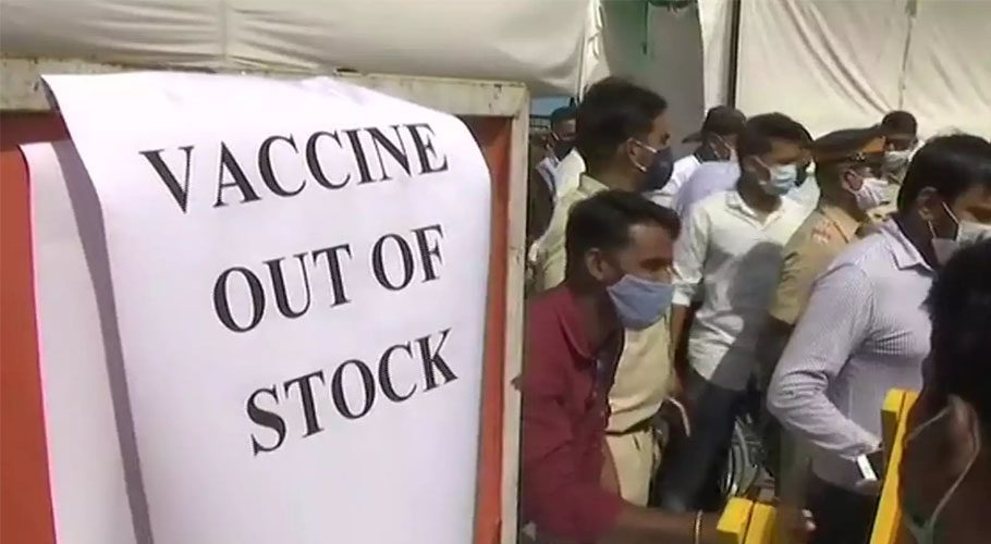 کورونا ویکسین کی قلت کے باعث کراچی کے متعدد ویکسی نیشن سینٹرز بند