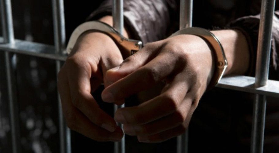 خود کو پولیس اہلکار ظاہر کرکے وارداتیں کرنے والے دو فراڈیئے گرفتار