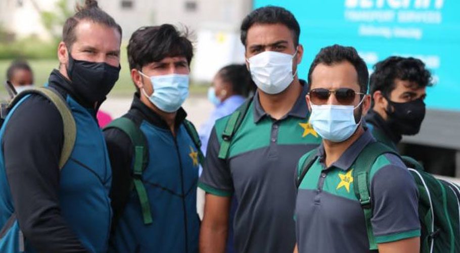 پاکستان کرکٹ اسکواڈ بارباڈوس سے گیانا پہنچ گیا، کوویڈ ٹیسٹنگ کی گئی