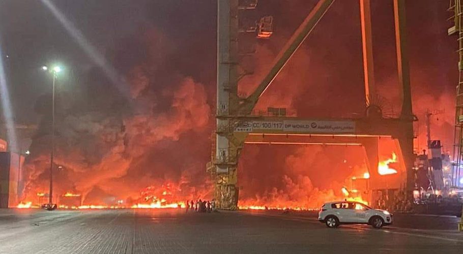 دبئی، دنیا کی سب سے بڑی بندرگاہ میں زوردار دھماکہ، عمارتوں کے شیشے ٹوٹ گئے