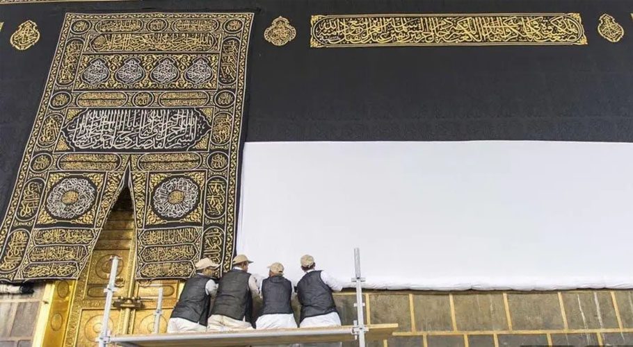 حج سے قبل احتیاطی تدبیر، خانہ کعبہ کا غلاف 3 میٹر تک اوپر کردیا گیا