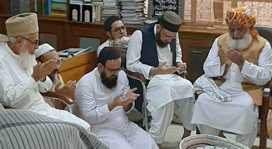 مولانا فضل الرحمن ایک ہفتہ بعد روبہ صحت ہو کر بنوری ٹاؤن تعزیت کیلئے پہنچ گئے