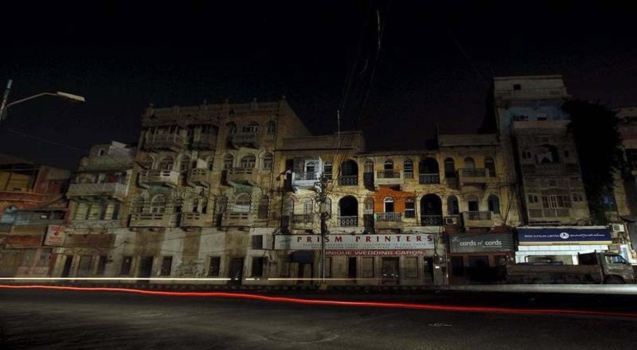 کراچی کے مختلف علاقوں میں بارش کے دوران بجلی غائب، عوام مشکلات کا شکار