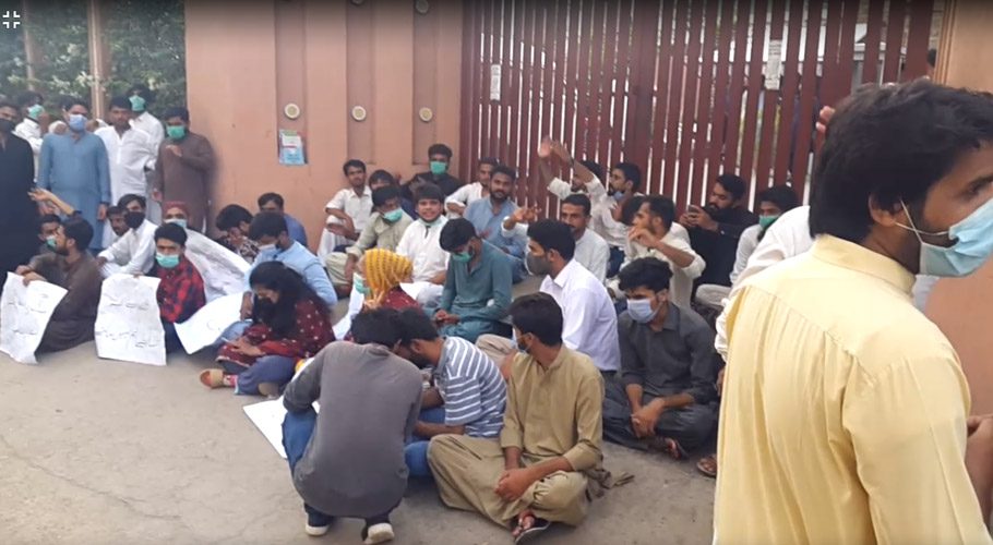 شہید ذوالفقارعلی بھٹو یونیورسٹی آف لا کے باہر طلبہ کا احتجاج جاری