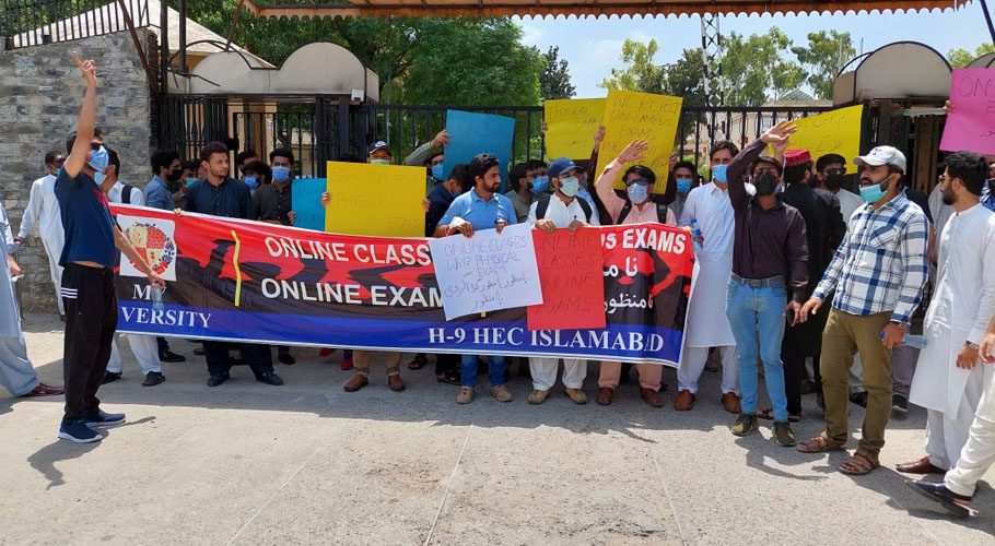 ایچ ای سی کے سامنے مختلف یونیورسٹیز کے طلباء کا اپنے مطالبات کے حق میں مظاہرہ
