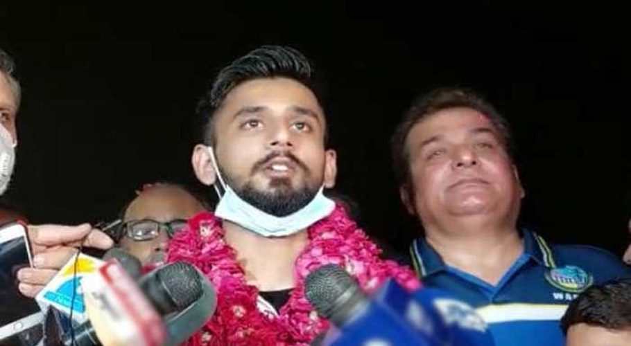 سبز ہلالی پرچم بلند کرنے والے پاکستانی ویٹ لفٹر طلحہ طالب پاکستان پہنچ گئے