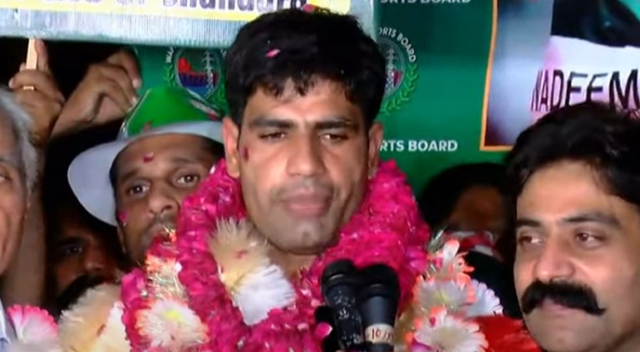 پاکستان کے معروف ایتھلیٹ ارشد ندیم وطن واپس پہنچ گئے، شاندار استقبال