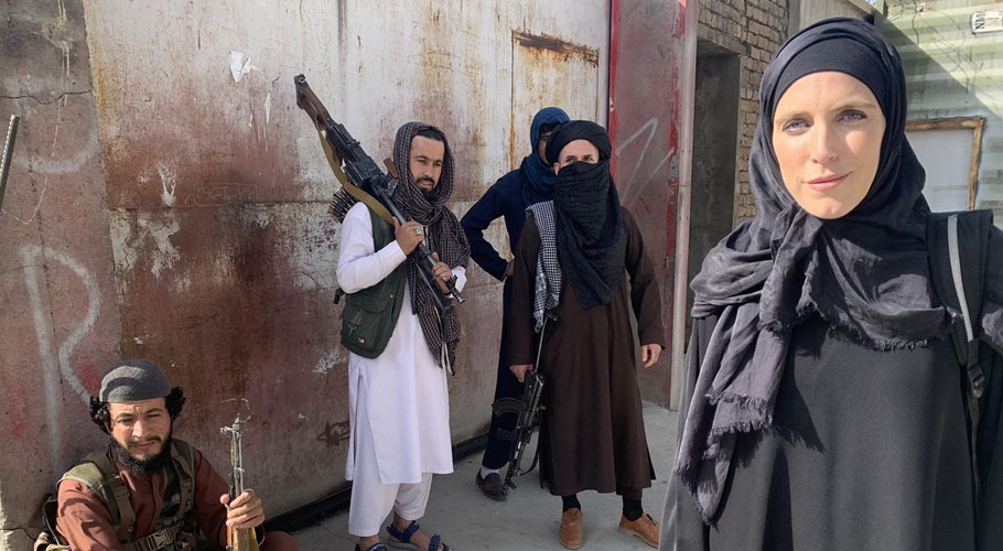 افغانستان میں برقعہ پہن کر رپورٹنگ کرنے والی خاتون صحافی کی ویڈیو وائرل