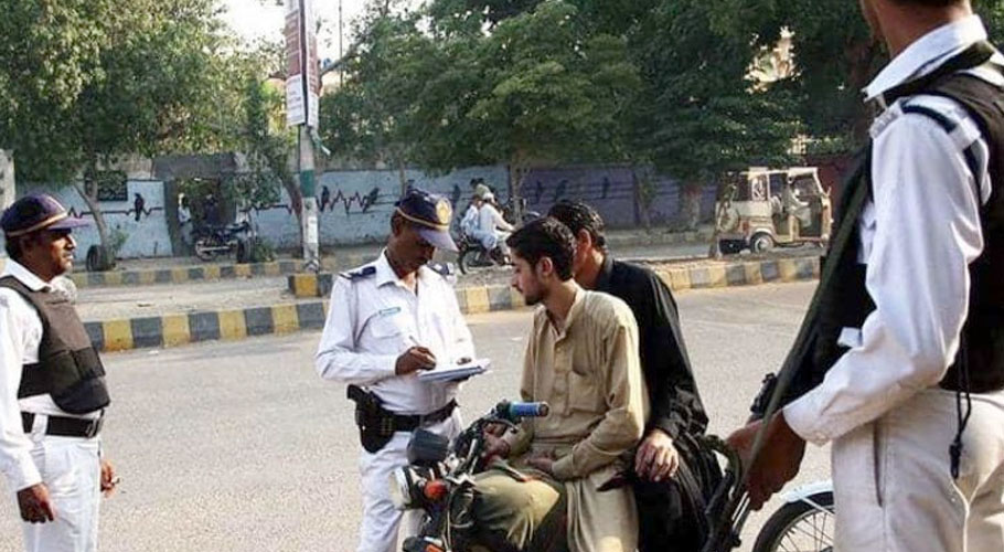 سندھ حکومت کی موٹر سائیکل چلانے والے شہریوں پرایک اور جرمانہ لگانے کی تیاری