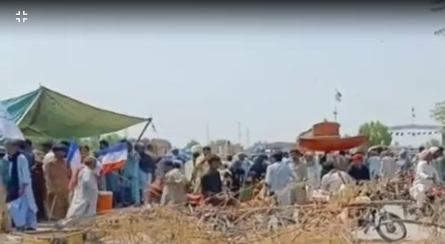 وگن،نصیر آباد اور وارہ کے کسانوں کا پانی کی قلت کے خلاف قومی شاہراہ پر احتجاج