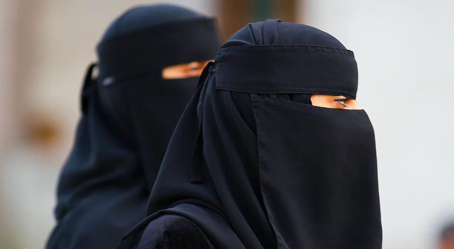 پرویز ہودبھائی کے حجاب مخالف ریمارکس: خواتین کے لباس کے انتخاب پر عدم برداشت کیوں ہے؟