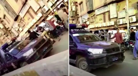 پولیس موبائل سے ٹکرانے والے موٹر سائیکل سوار پر اہلکاروں کا تشدد، ویڈیو وائرل
