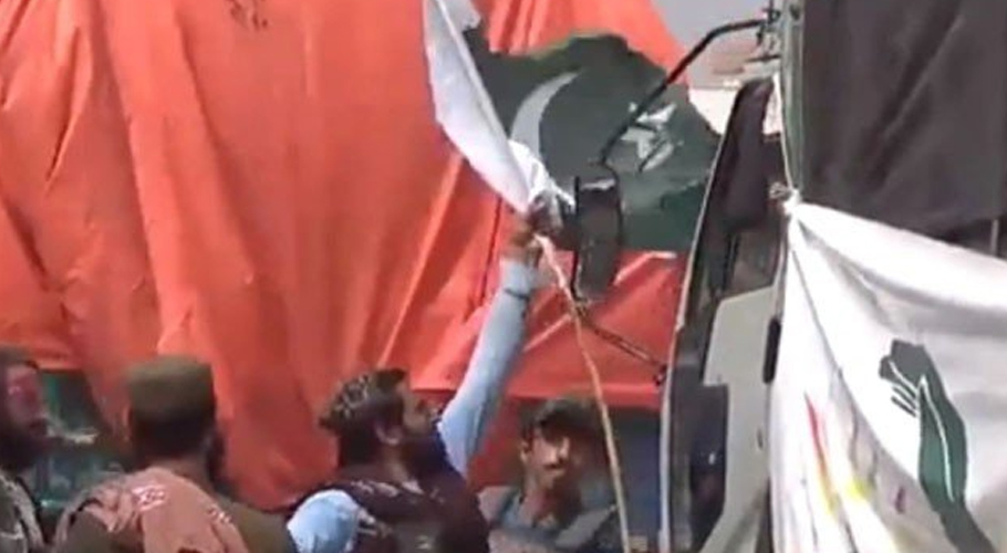 پاکستانی پرچم اتارنے والے طالب کو گرفتار کرلیا، واقعے پر پاکستان سے معذرت خواہ ہیں، ذبیح اللہ مجاہد