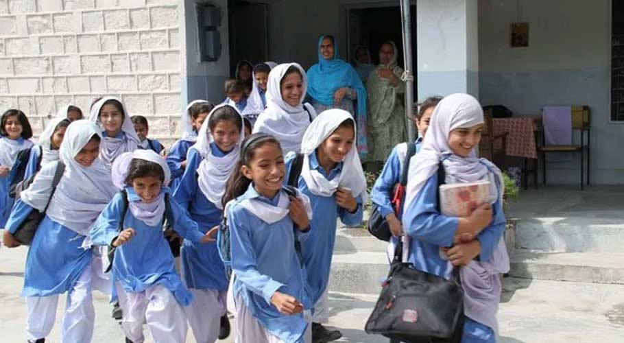 چھٹیاں ختم، سندھ اور پنجاب میں بستہ اٹھائے بچے اسکول پہنچ گئے