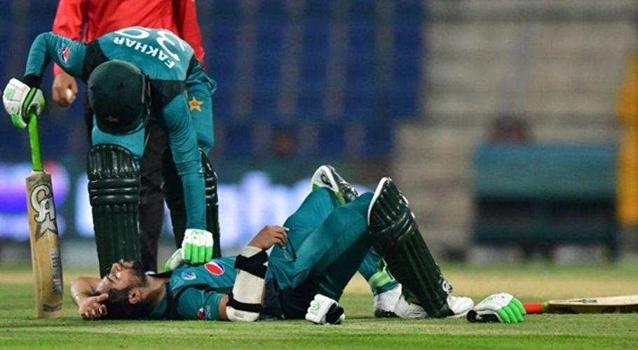 بلے باز امام الحق باؤنڈری بورڈ سے ٹکراکر زخمی، اسٹریچر پر منتقل کیا گیا