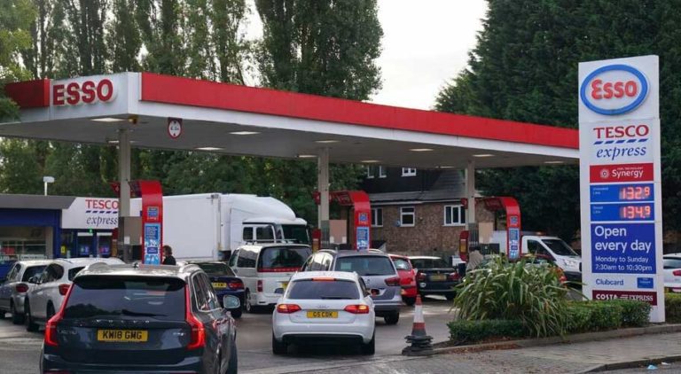 برطانیہ میں ایندھن کے بحران کی کیا وجوہات ہیں؟