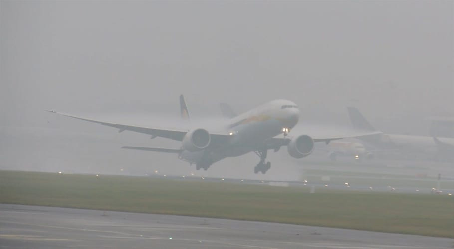 کراچی، ائیرپورٹ پر دھند کے باعث کئی پروازوں میں تاخیر، مسافر پریشان ہوگئے