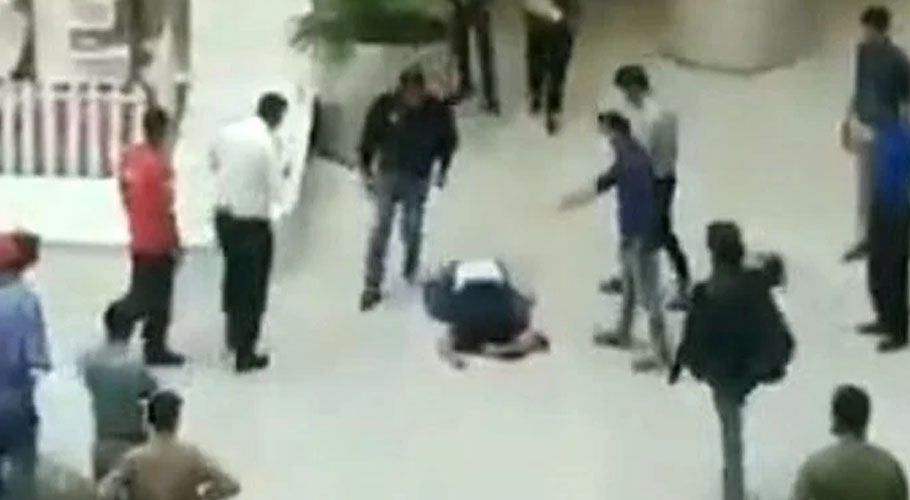 شاپنگ مال کی تیسری منزل سے چھلانگ لگاکر نوجوان نے خودکشی کرلی