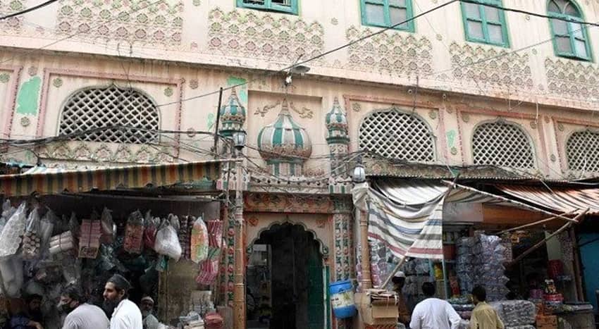 Unvaccinated individuals not allowed to pray in mosques, says Sindh govt