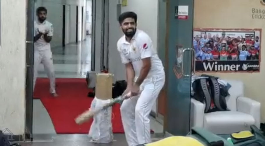 ڈھاکہ ٹیسٹ کا دوسرا روز، قومی ٹیم نے ڈریسنگ روم میں بیٹنگ شروع کردی