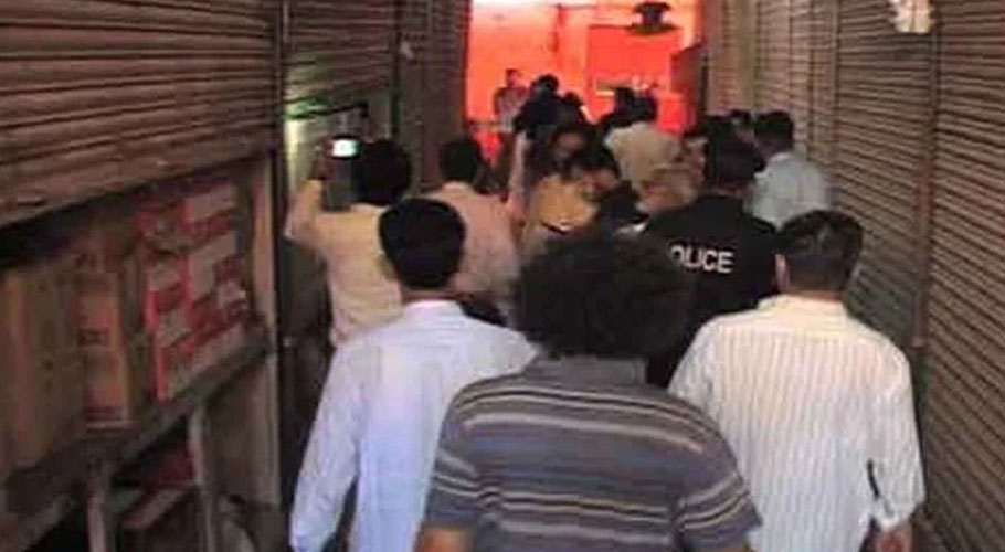 کراچی کی جامع کلاتھ مارکیٹ پر کسٹمز کا چھاپہ، تاجروں کا پتھراؤ، 2افراد زخمی