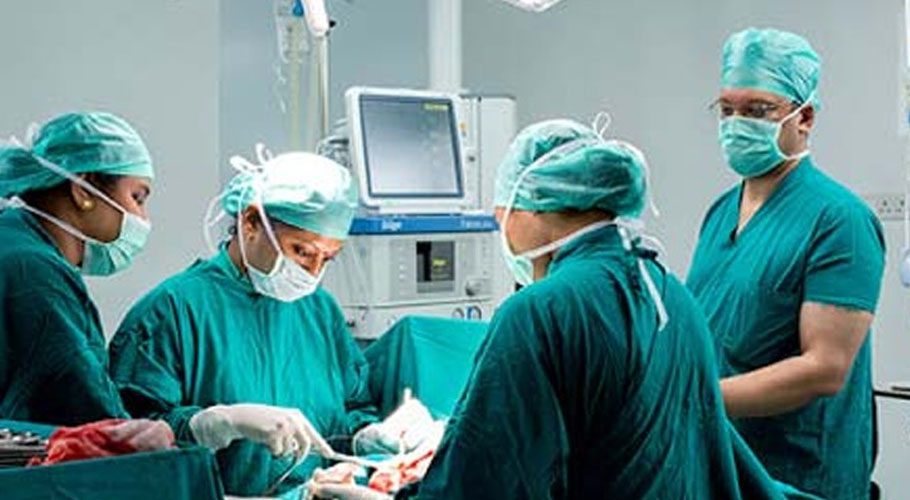 خاتون سرجن نے مریض کی غلط ٹانگ کاٹ دی، بھاری جرمانہ عائد