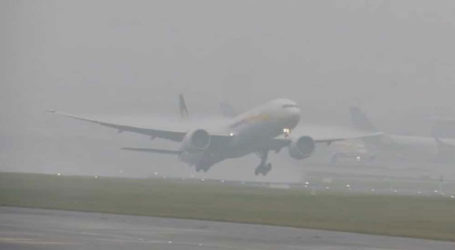 مختلف شہروں میں دھند، شاہراہیں بند، لاہور ائیرپورٹ کا فلائٹ آپریشن معطل
