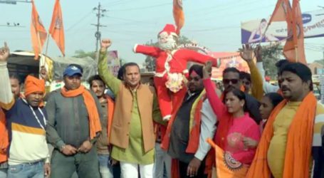 بھارتی انتہاء پسندی اپنے عروج پر، کرسمس پر سانتا کلاز کا پتلا نذر آتش