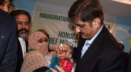 وزیراعلیٰ سندھ مراد علی شاہ نے بچوں کو قطرے پلا کر پولیو مہم کا آغاز کردیا