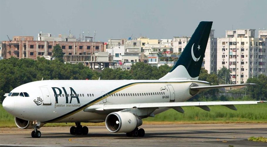 سعودی عرب سے پاکستان آنے والی پی آئی اے کی پرواز گھنٹوں تاخیر کا شکار، مسافر پریشان