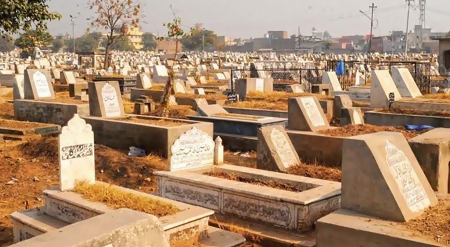والد کی قبر پر بر وقت ماربل کیوں نہیں لگایا؟ شہری نے کورٹ سے رجوع کرلیا