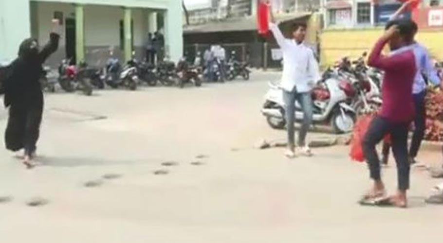 بھارتی مسلم طالبہ کا انتہاء پسندوں کے سامنے اللہ اکبر کا نعرہ ٹاپ ٹرینڈ بن گیا