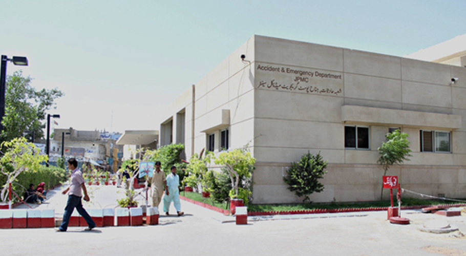 جناح ہسپتال کے ڈاکٹرز سراپا احتجاج، برقع پوش شخص کیخلاف مقدمہ درج