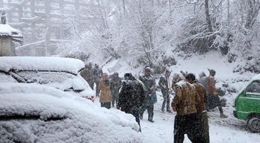 مری میں برفباری کا طوفان، سیاح اپنے ساتھ گرم کپڑیں رکھیں۔ سی ٹی او راولپنڈی