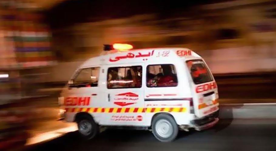 ماں نے چلتی ایمبولینس سے نومولود بچی کو سڑک پر پھینک دیا،بچی جاں بحق
