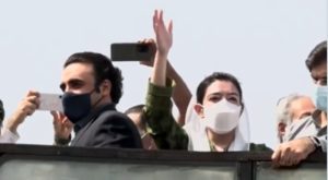 کراچی میں لانگ مارچ کے شرکاءسے خطاب کررہی ہیں