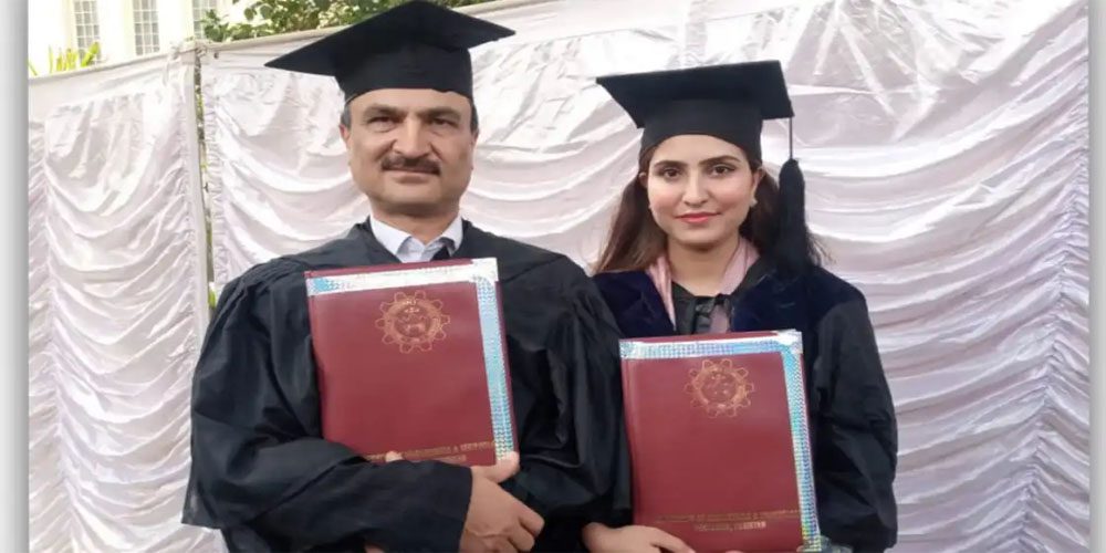 ایک ساتھ ڈگری مکمل کرنے کا باپ بیٹی کا منفرد اعزاز