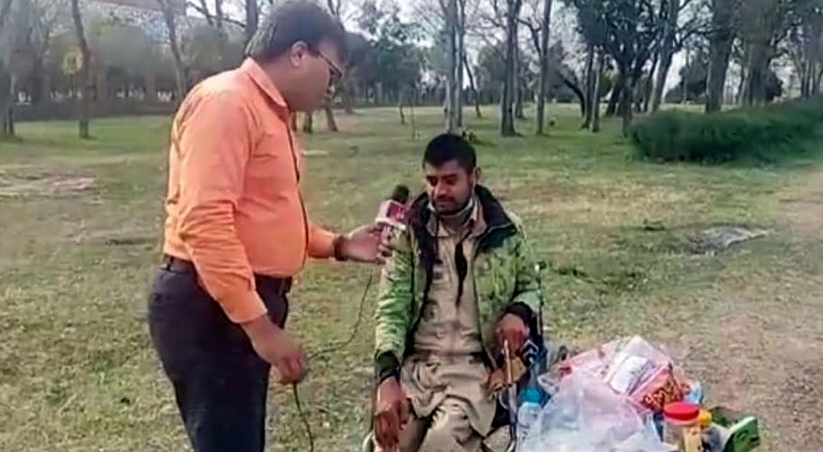 دونوں ٹانگوں سے معذور نوجوان محمد فاروق نے عزم و ہمت کی مثال قائم کردی