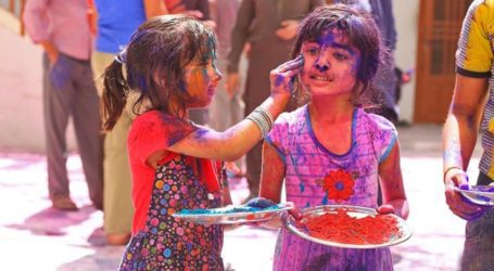 کراچی میں ہندو برادری کی جانب سے ہولی کا تہوار منایاجارہا ہے، تصویری جھلکیاں