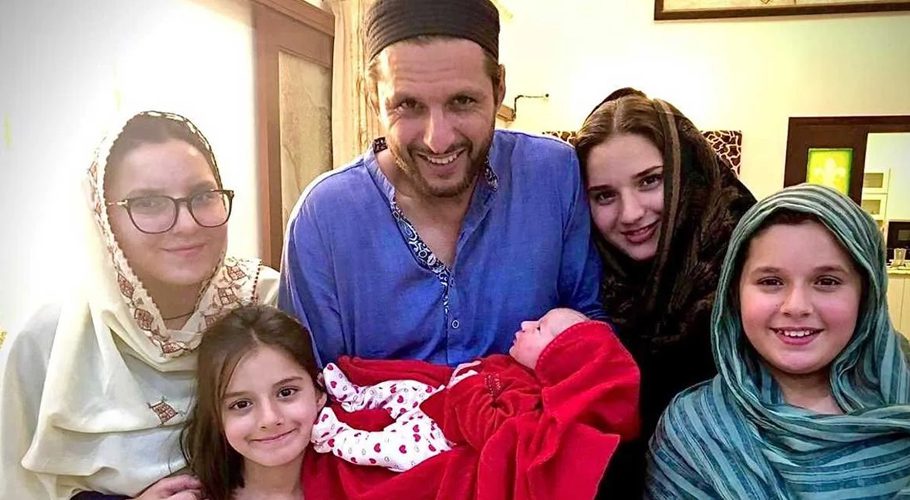 خواتین کے عالمی دن موقع پر شاہد آفرید ی کا پیغام، فیملی کی تصویر شیئر کردی
