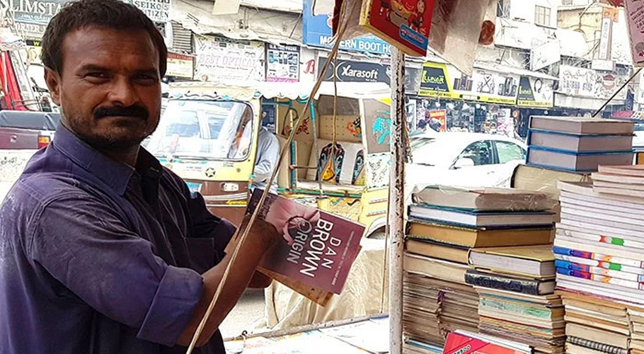 ہاتھوں سے معذور 35 سالہ کتب فروش نے عزم و ہمت کی مثال قائم کردی