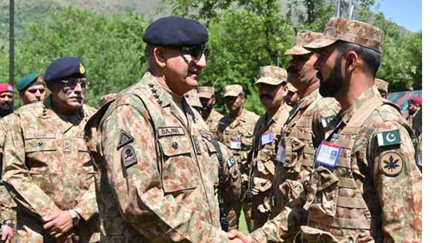 سپہ سالار کا لائن آف کنٹرول کا دورہ، جوانوں سے ملاقات