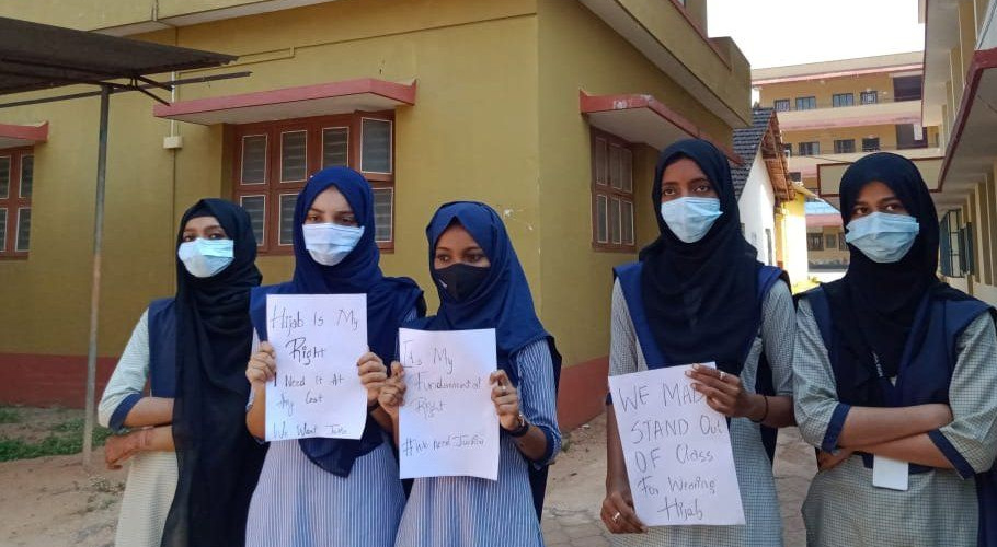 باحجاب طالبات کو امتحان کی اجازت، بھارت میں 7اساتذہ کو معطل کردیا گیا